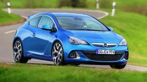 Opel Astra OPC 2012 nuove immagini ufficiali