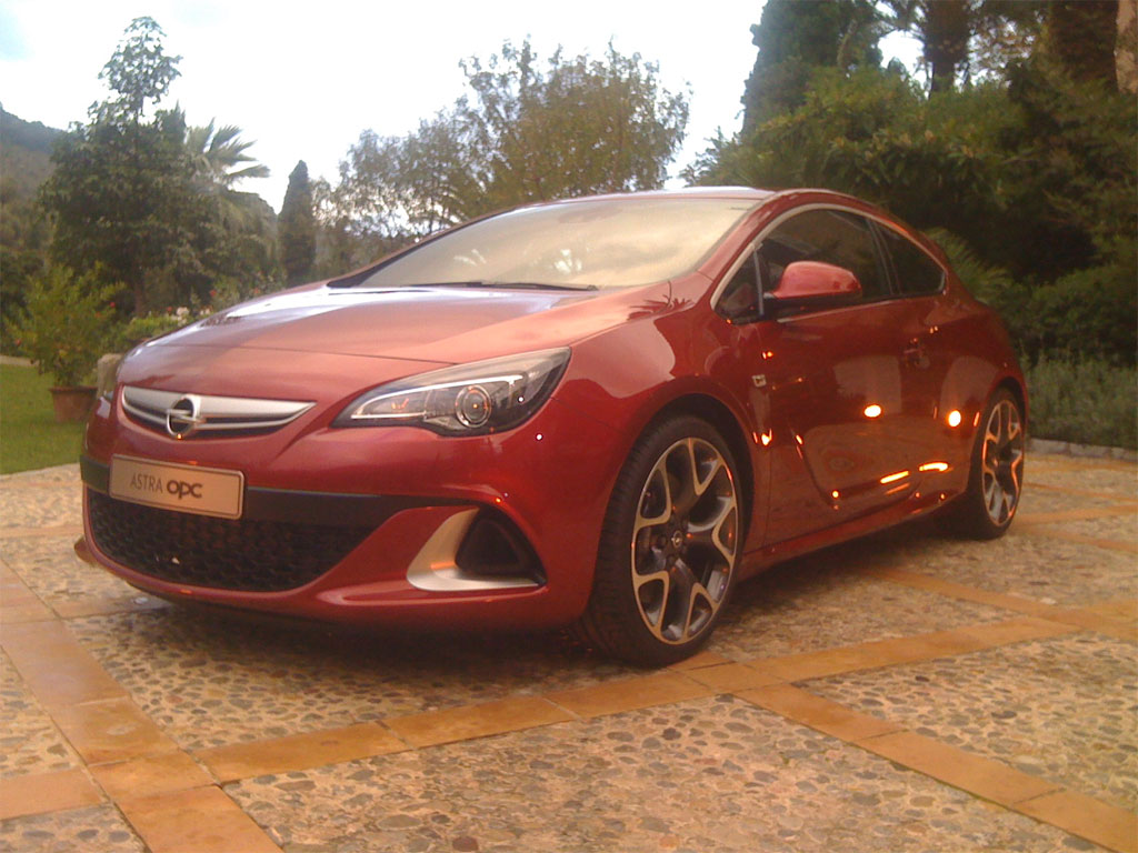 Opel Astra OPC foto live
