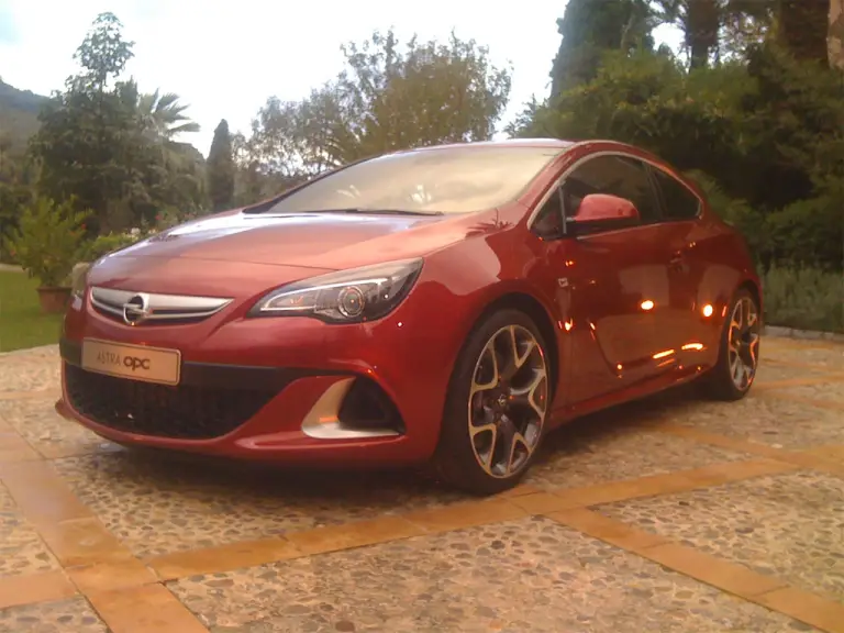 Opel Astra OPC foto live - 8