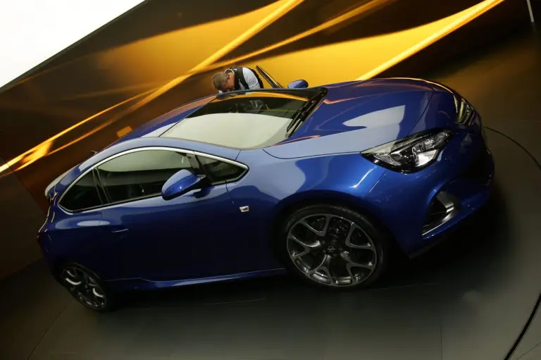 Opel Astra OPC - Salone di Ginevra 2012 - 9