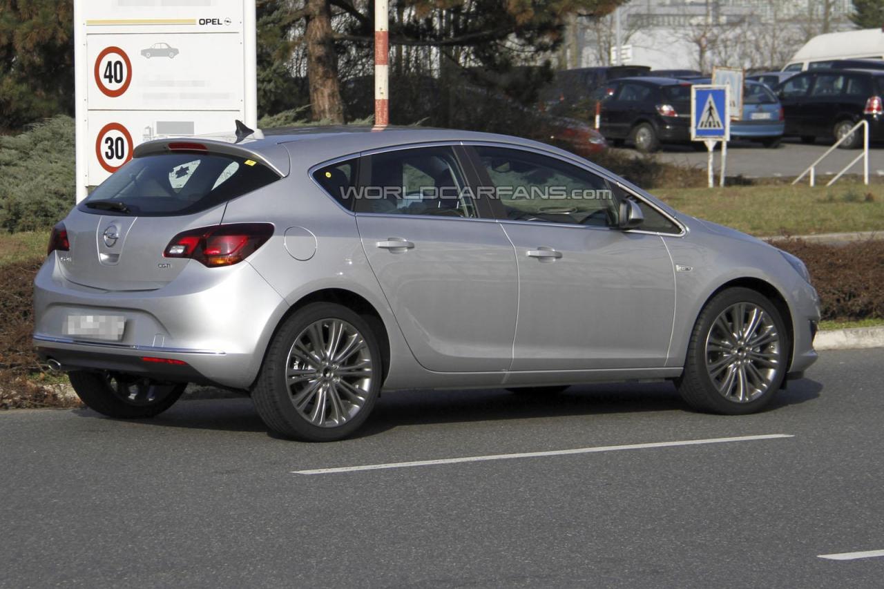 Opel Astra restyling foto spia 2012