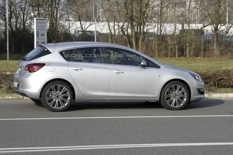 Opel Astra restyling foto spia 2012 - 1