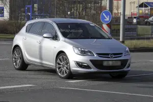Opel Astra restyling foto spia 2012 - 2