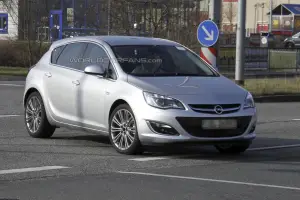 Opel Astra restyling foto spia 2012