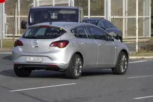 Opel Astra restyling foto spia 2012 - 3