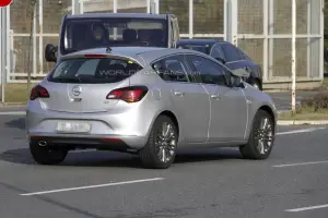 Opel Astra restyling foto spia 2012