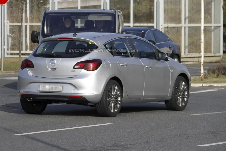 Opel Astra restyling foto spia 2012 - 3