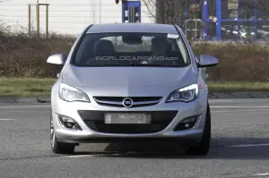 Opel Astra restyling foto spia 2012
