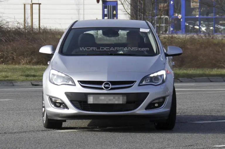 Opel Astra restyling foto spia 2012 - 4