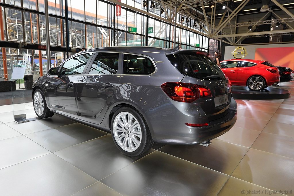 Opel Astra Sport Tourer Motorshow Bologna 2010