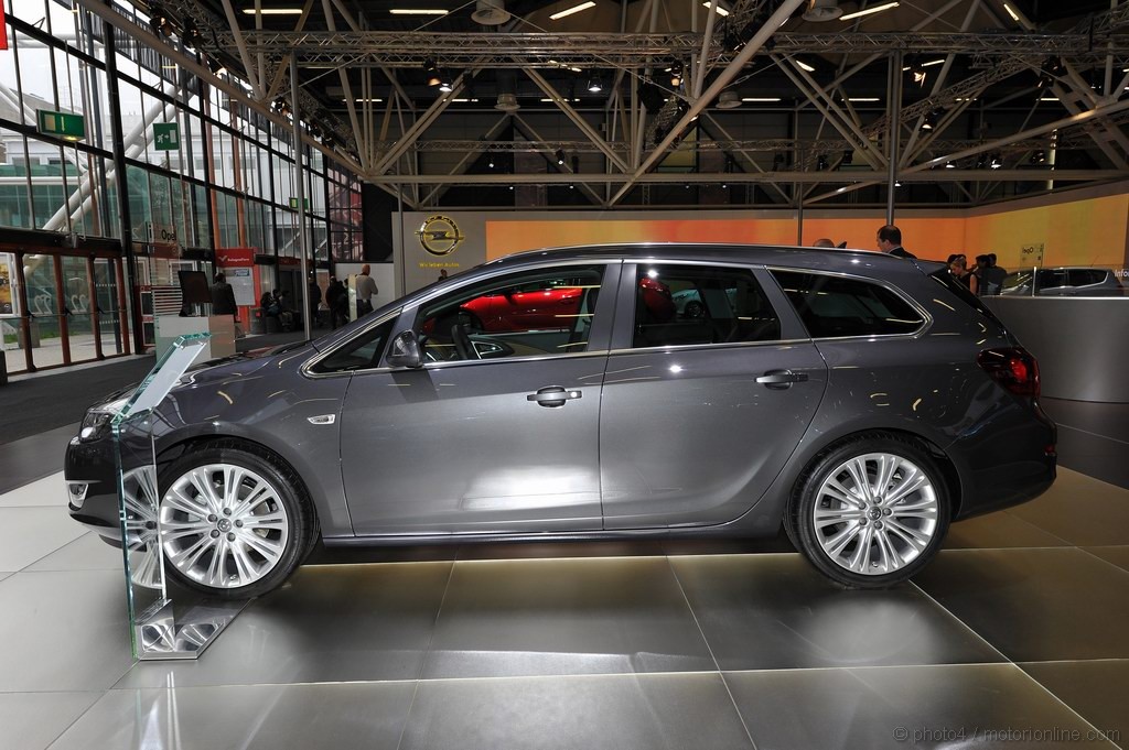 Opel Astra Sport Tourer Motorshow Bologna 2010