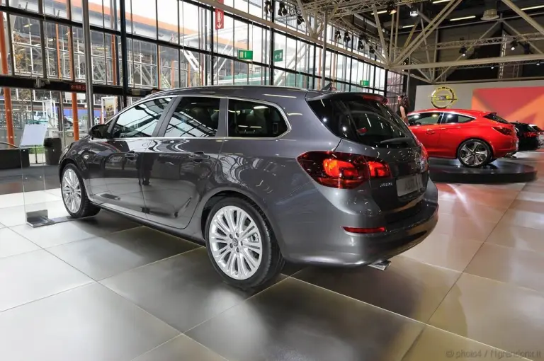 Opel Astra Sport Tourer Motorshow Bologna 2010 - 4