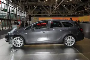 Opel Astra Sport Tourer Motorshow Bologna 2010 - 5