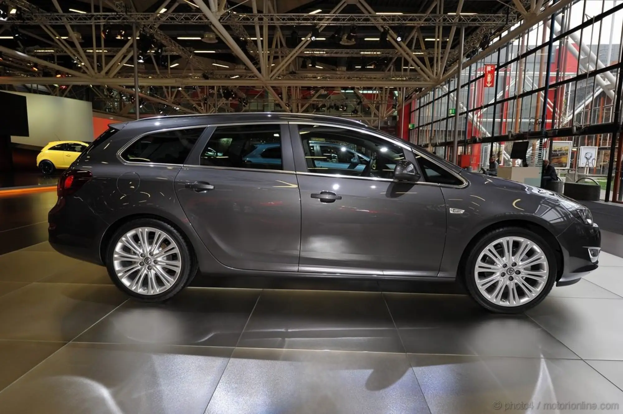 Opel Astra Sport Tourer Motorshow Bologna 2010 - 6