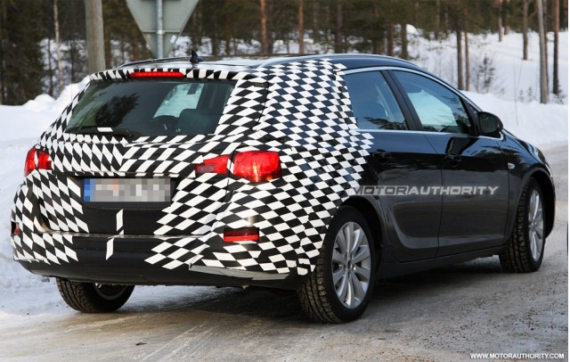 Opel Astra Sport Tourer Wagon - Foto spia 9 marzo 2011