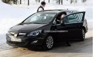 Opel Astra Sport Tourer Wagon - Foto spia 9 marzo 2011 - 1
