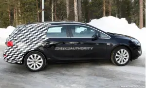 Opel Astra Sport Tourer Wagon - Foto spia 9 marzo 2011 - 4