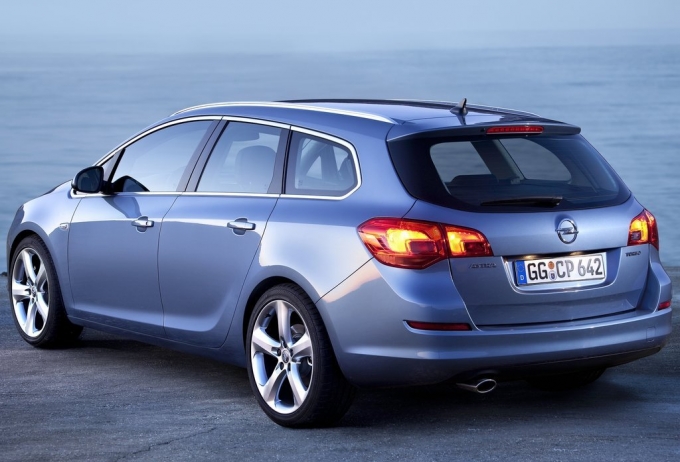 Opel Astra Sports Tourer 2011