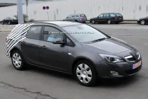 Opel Astra Sports Tourer - Foto spia del 22 marzo 2010 - 1