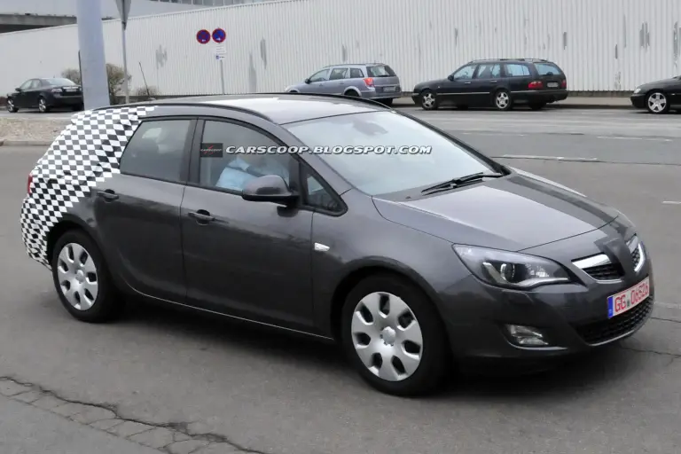 Opel Astra Sports Tourer - Foto spia del 22 marzo 2010 - 1