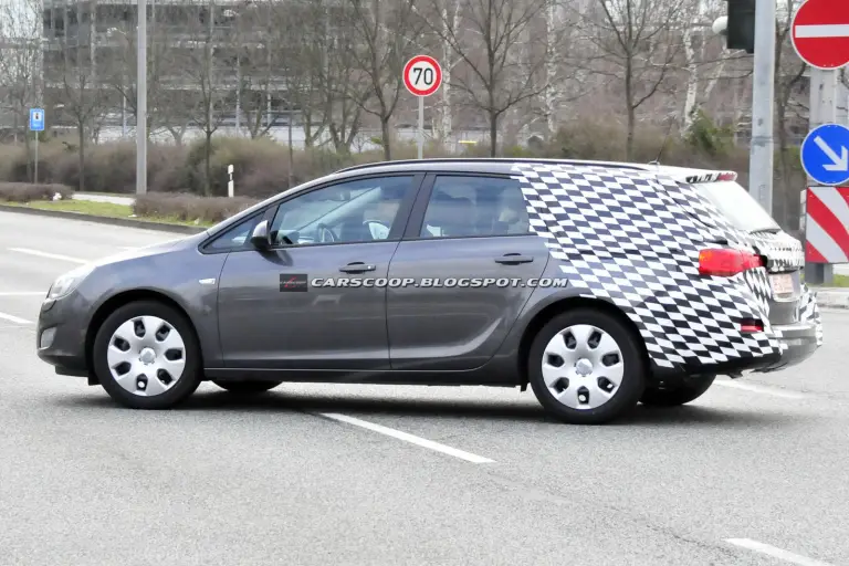 Opel Astra Sports Tourer - Foto spia del 22 marzo 2010 - 4