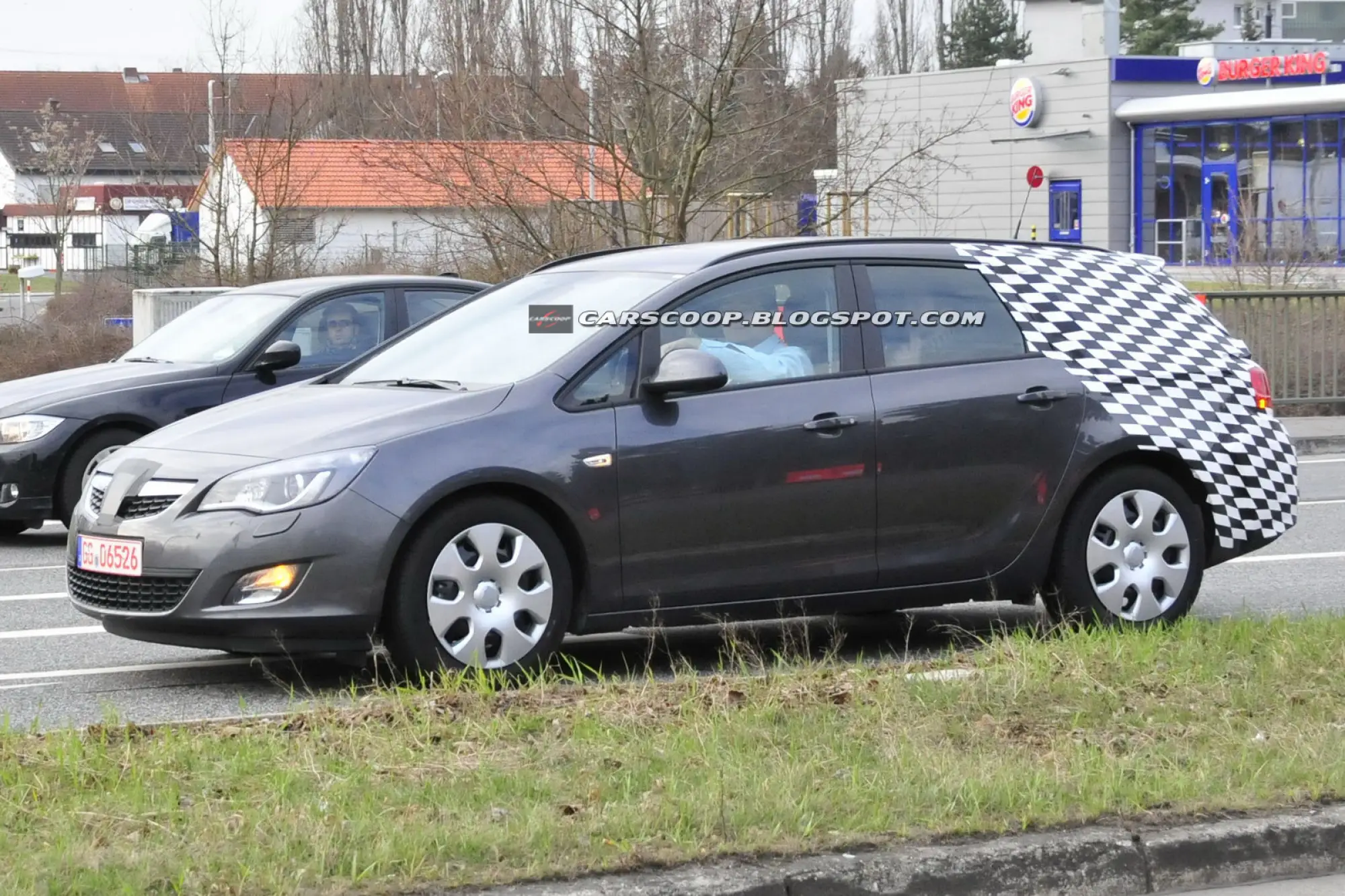 Opel Astra Sports Tourer - Foto spia del 22 marzo 2010 - 5