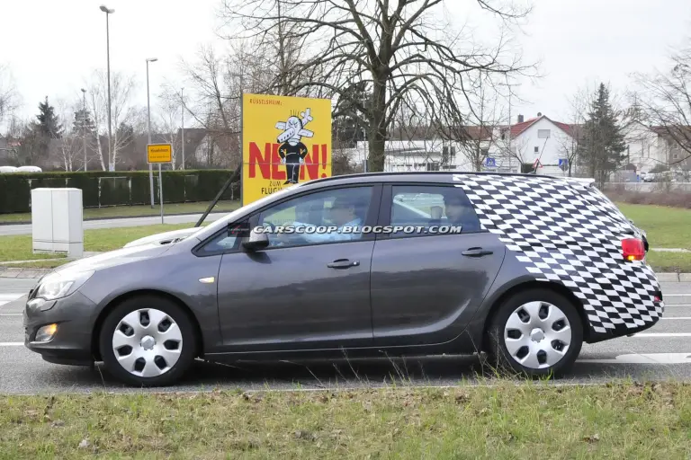 Opel Astra Sports Tourer - Foto spia del 22 marzo 2010 - 6