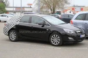 Opel Astra Sports Tourer: Foto Spia