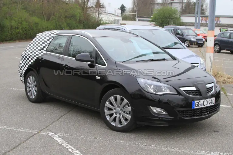Opel Astra Sports Tourer: Foto Spia - 5