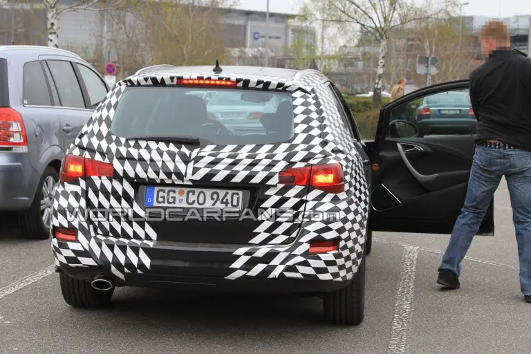 Opel Astra Sports Tourer: Foto Spia - 8