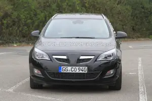 Opel Astra Sports Tourer: Foto Spia