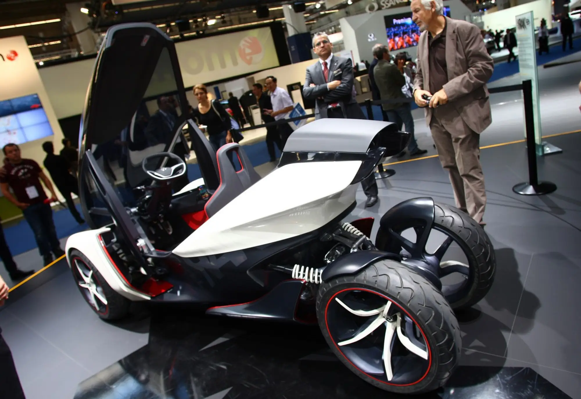 Opel Concept biposto elettrica - Salone di Francoforte 2011 - 5