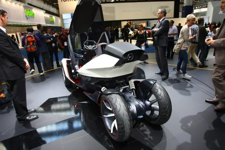 Opel Concept biposto elettrica - Salone di Francoforte 2011 - 9