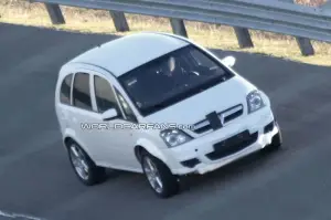 Opel Corsa SUV: foto spia