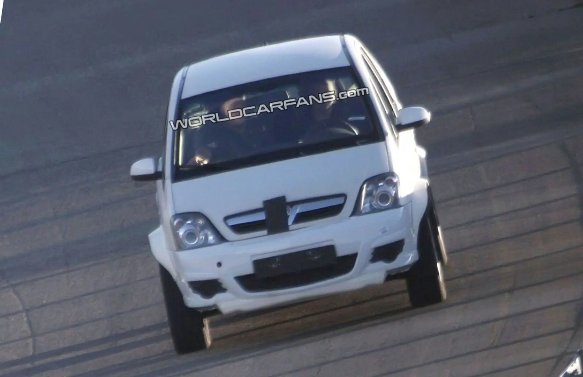 Opel Corsa SUV: foto spia - 2