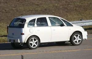 Opel Corsa SUV: foto spia