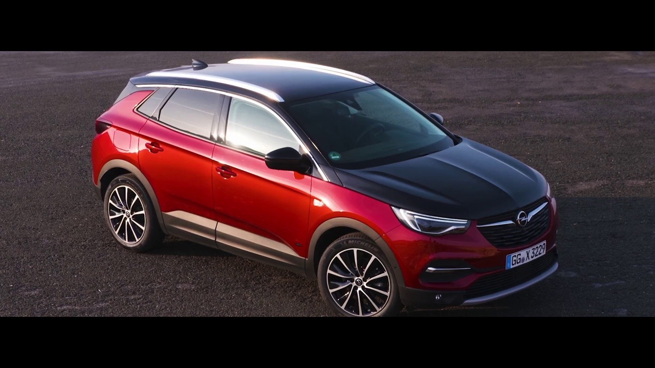 Opel Grandland X Hybrid4 - nuove foto