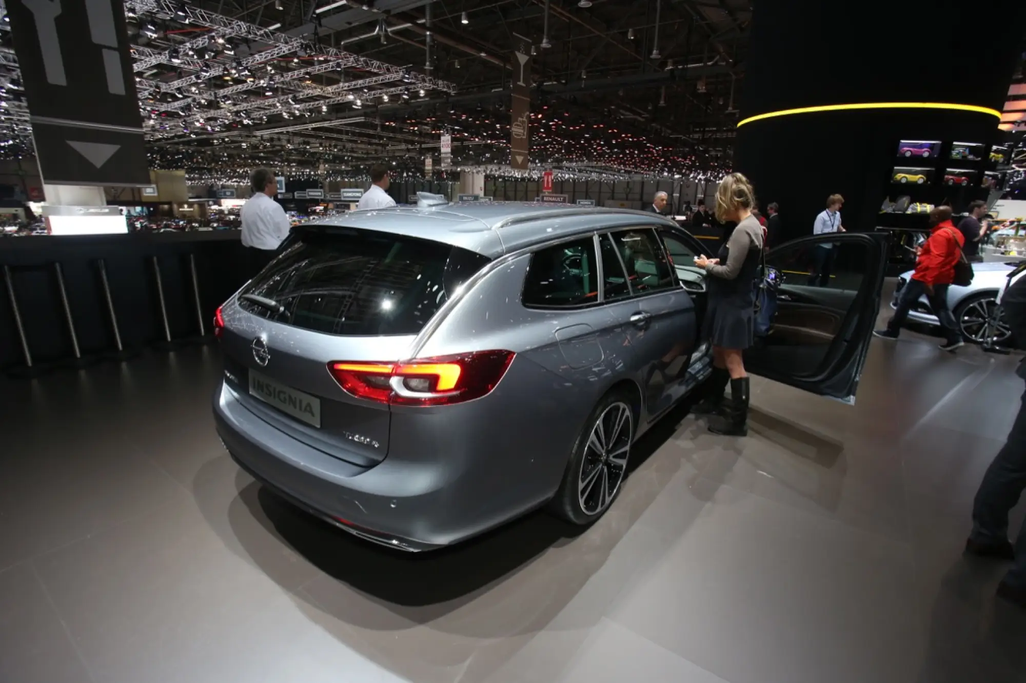 Opel Insignia Sports Tourer - Salone di Ginevra 2017 - 9