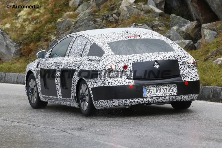 Opel Insignia 2017 - Foto spia 22-09-2015 - 11