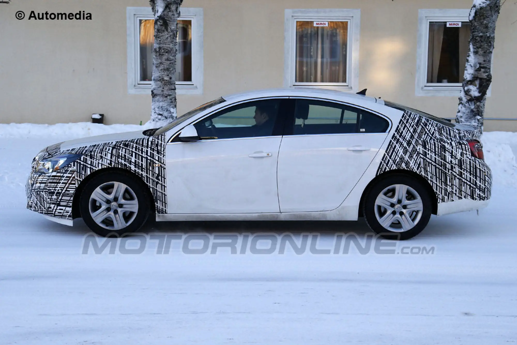 Opel Insignia facelift 2013 - Foto spia 25-01-2013 - 3