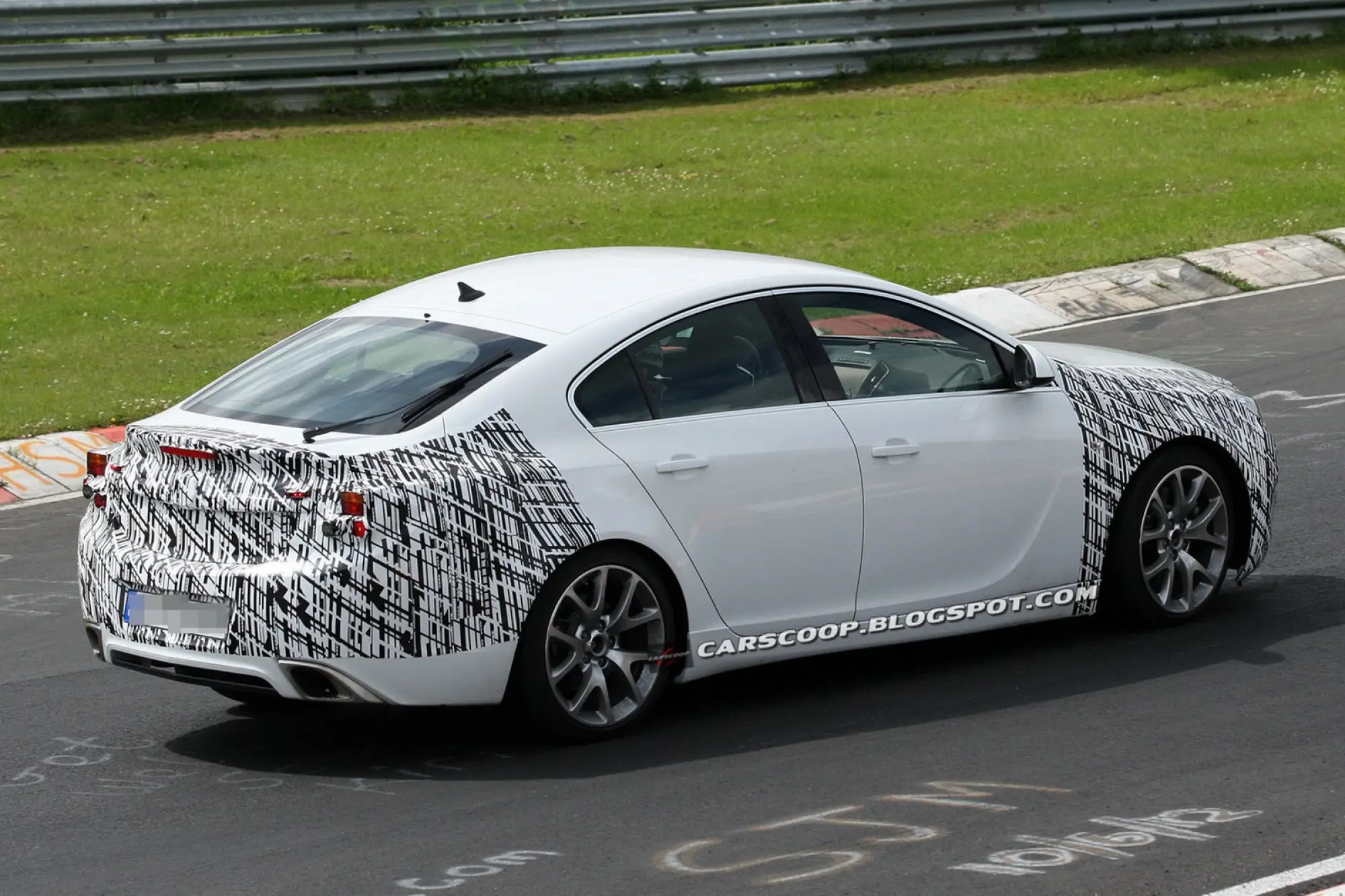 Opel Insignia restyling 2013 foto spia agosto 2012 - 6
