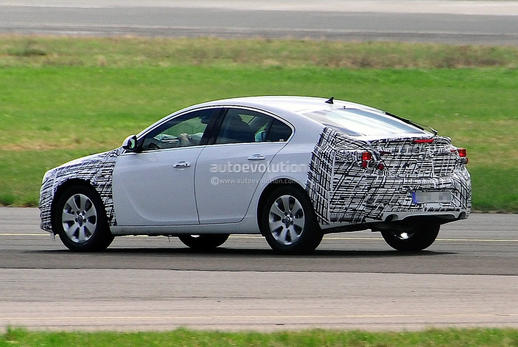 Opel Insignia restyling foto spia aprile 2012 - 5