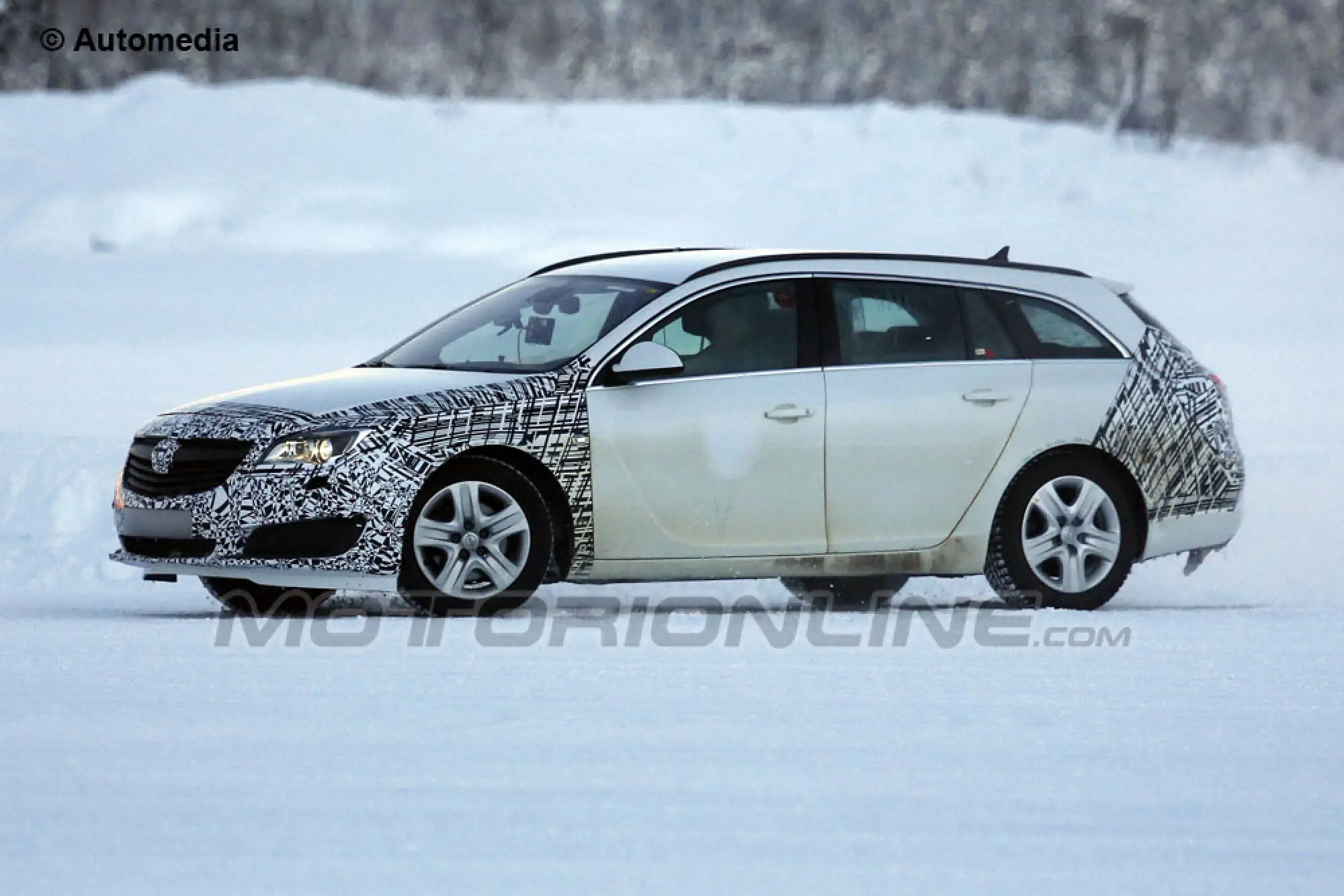 Opel Insignia Sports Tourer - Foto spia: 18-02-2013 - 2