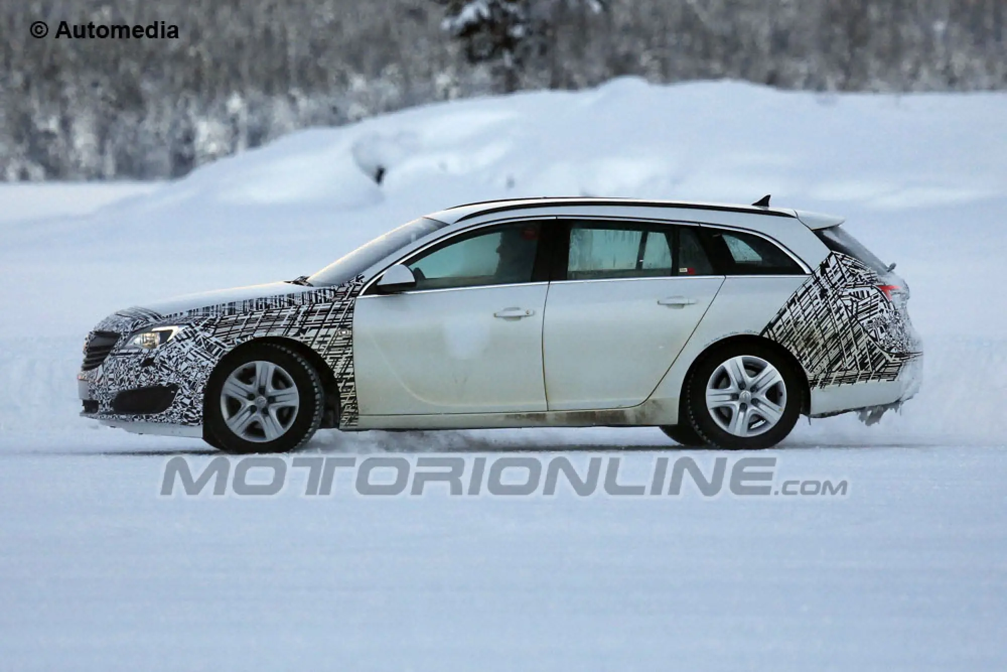 Opel Insignia Sports Tourer - Foto spia: 18-02-2013 - 3