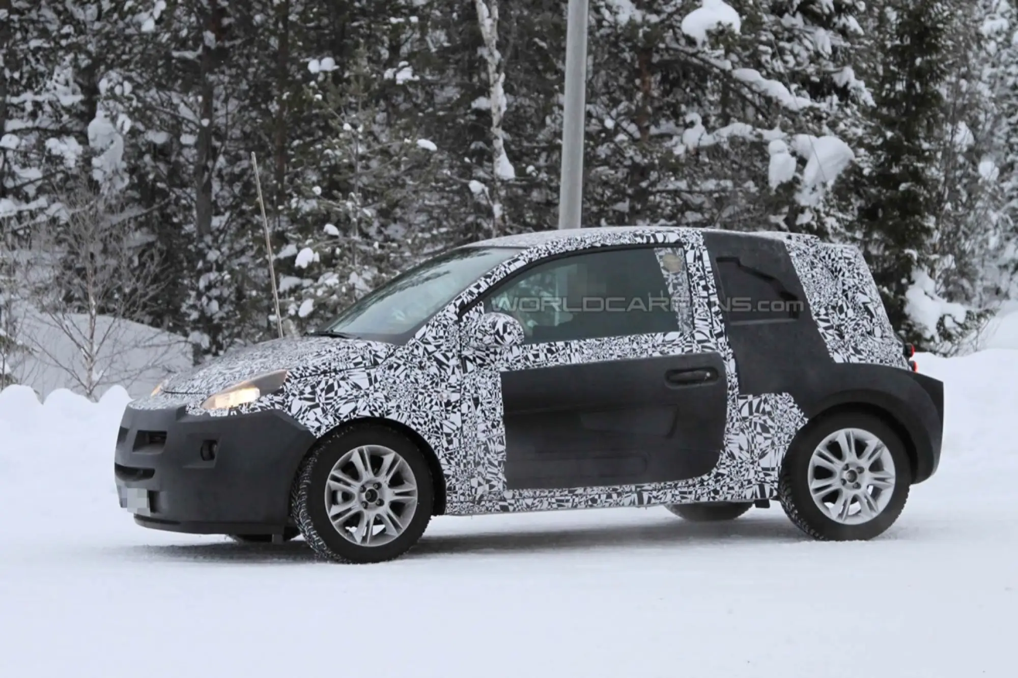Opel Junior - Foto spia 19-01-2012 - 3