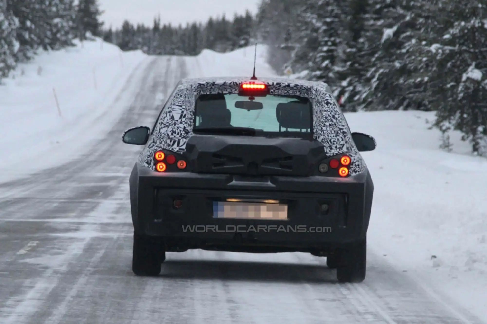 Opel Junior - Foto spia 19-01-2012 - 5