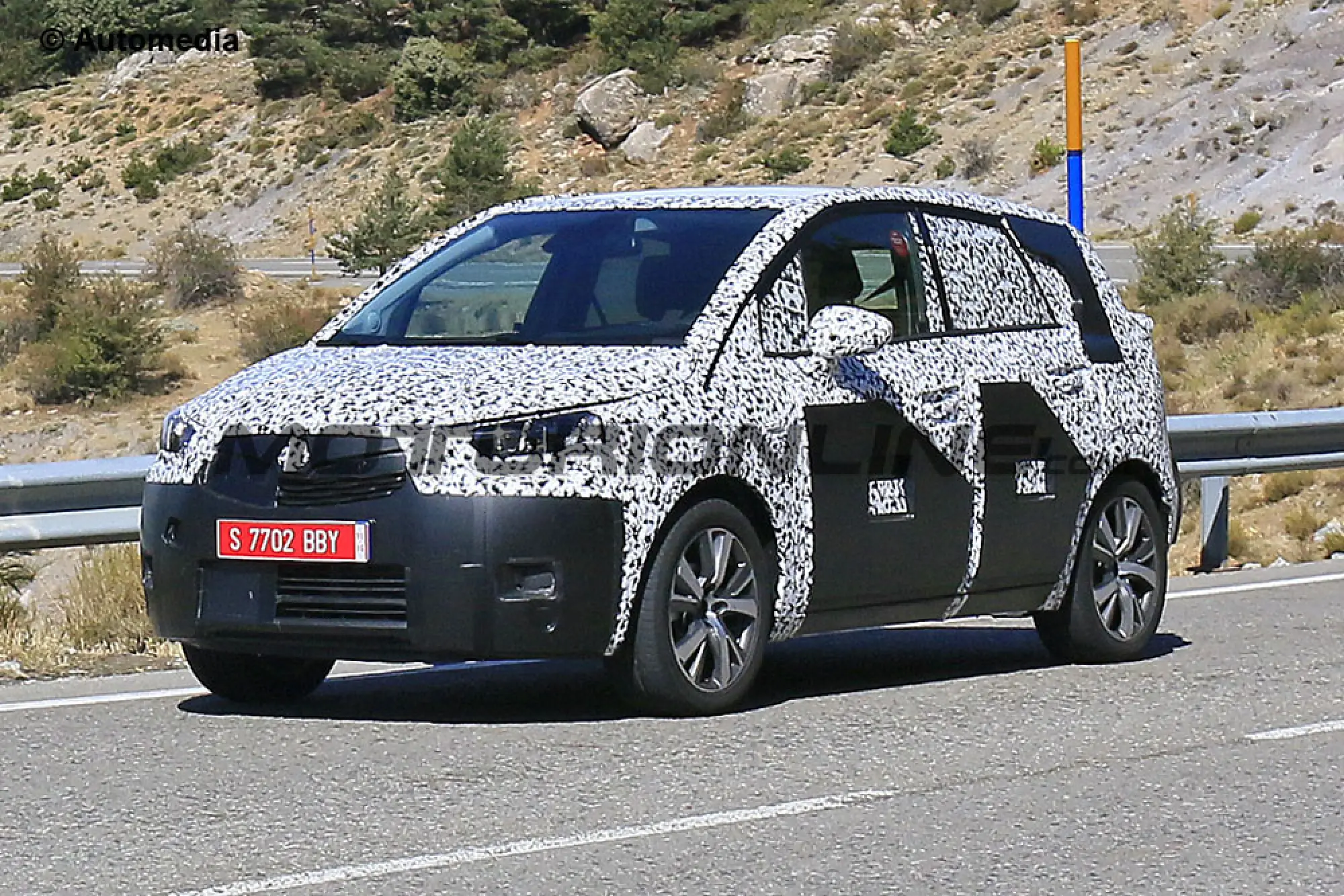 Opel Meriva 2017 - Foto spia 10-09-2015 - 4