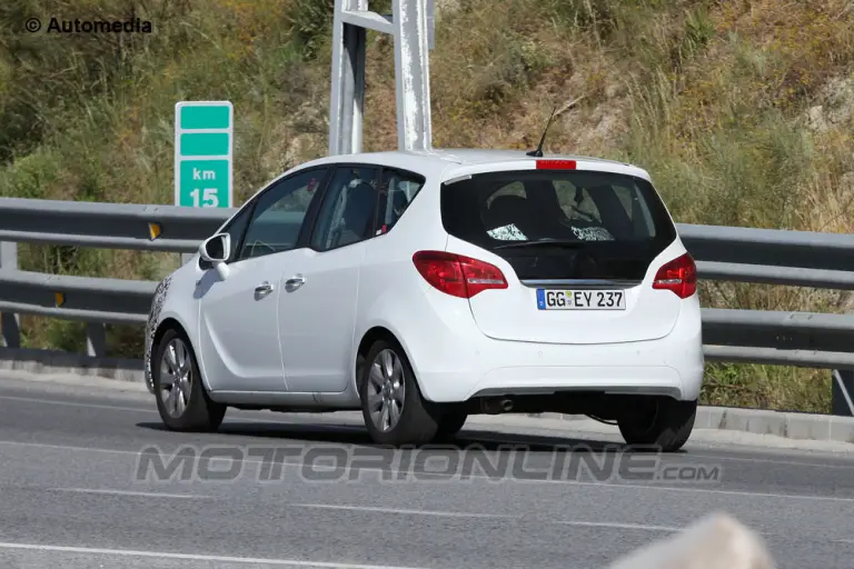 Opel Meriva facelift - Foto spia 22-06-2013 - 5