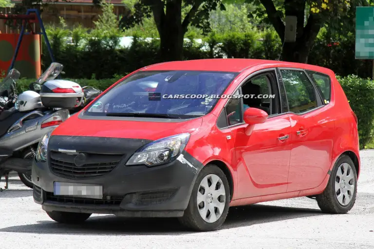 Opel Meriva restyling 2013 foto spia giugno 2012 - 2