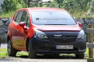 Opel Meriva restyling 2013 foto spia giugno 2012 - 4